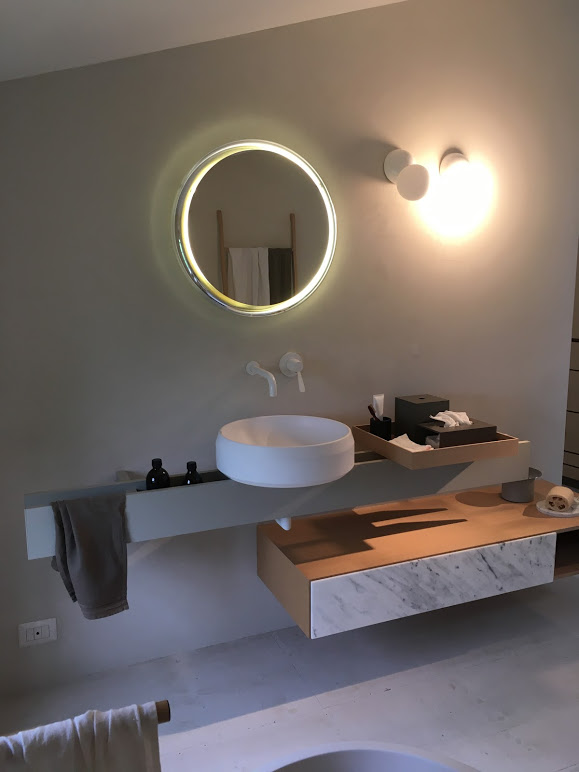 Osvetljeno ogledalo v kombinaciji z lučjo, Agape showroom Mantova