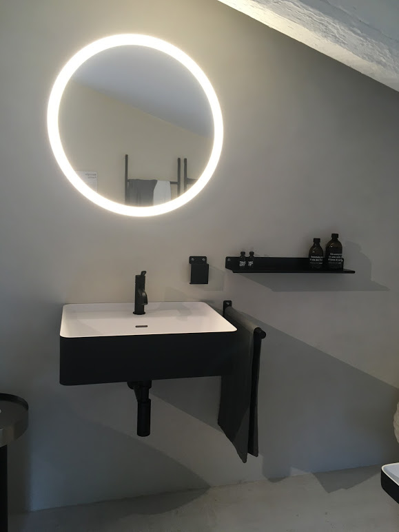 Okroglo osvetljeno ogledalo z LED trakom, Agape showroom Mantova