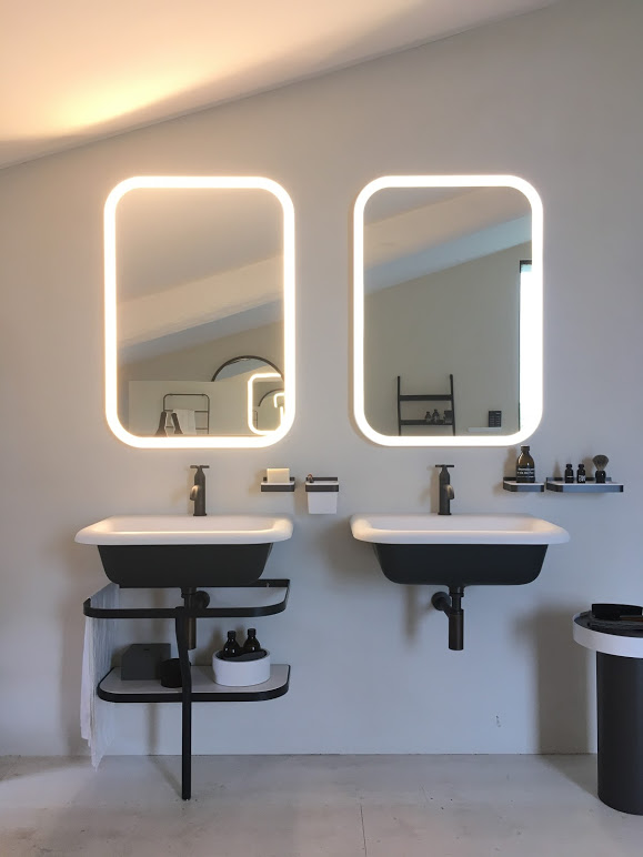 Zaobljeno osvetljeno ogledalo z LED trakom, Agape showroom Mantova